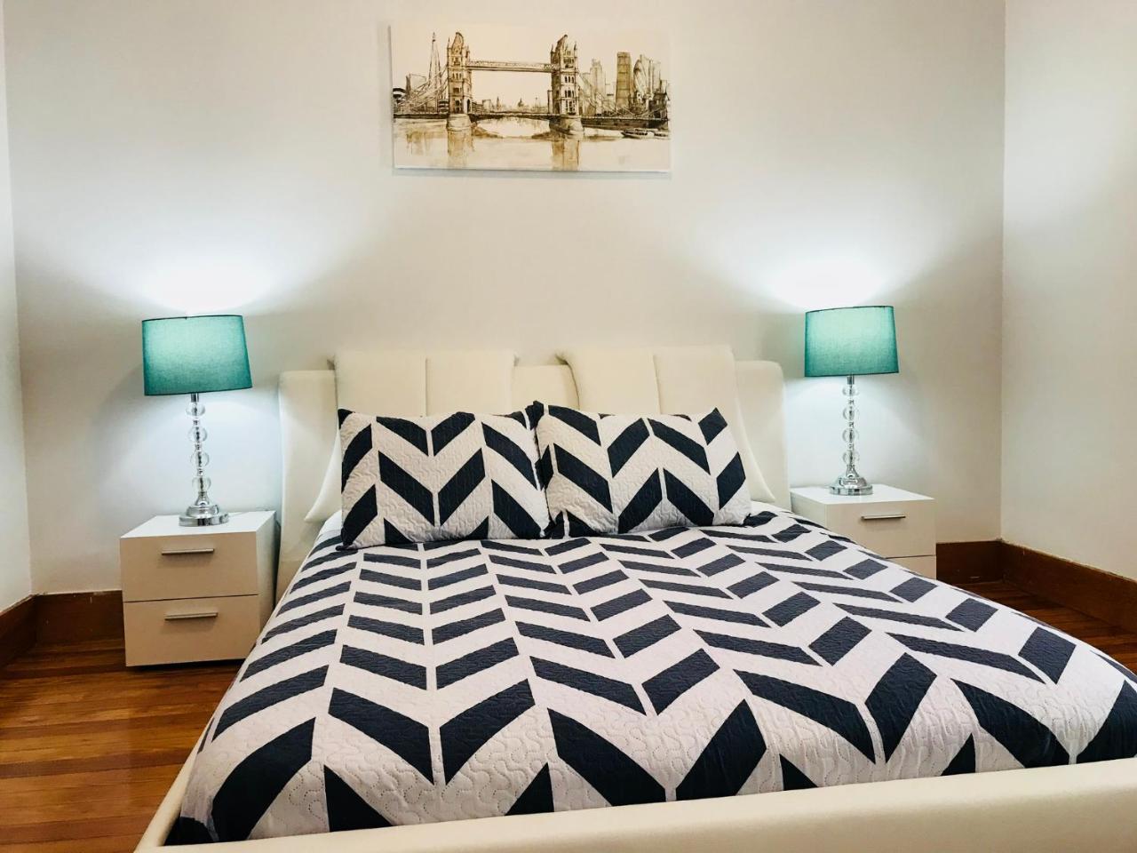 Boston Lodge And Suites Екстер'єр фото